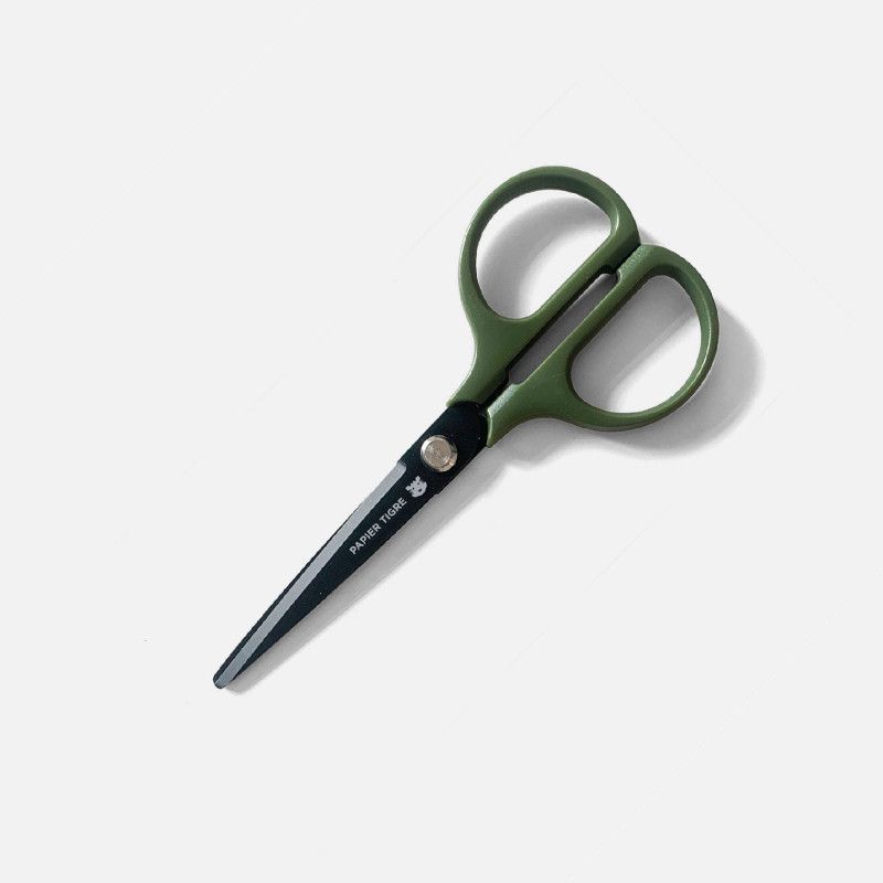Ciseaux de bureau kaki Papier Tigre sur fond clair