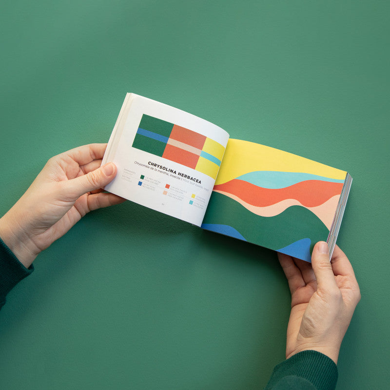 Livre Color Inspiration Volume 2 Papier Tigre ouvert et tenu en main