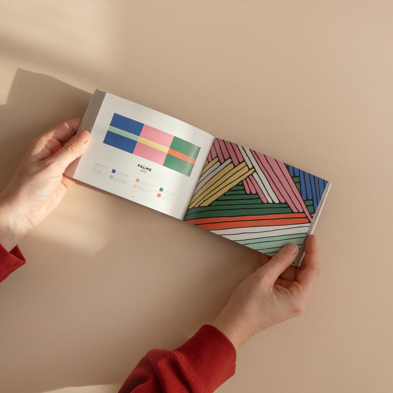 Livre Color Inspiration Volume 3 Papier Tigre ouvert et tenu en main