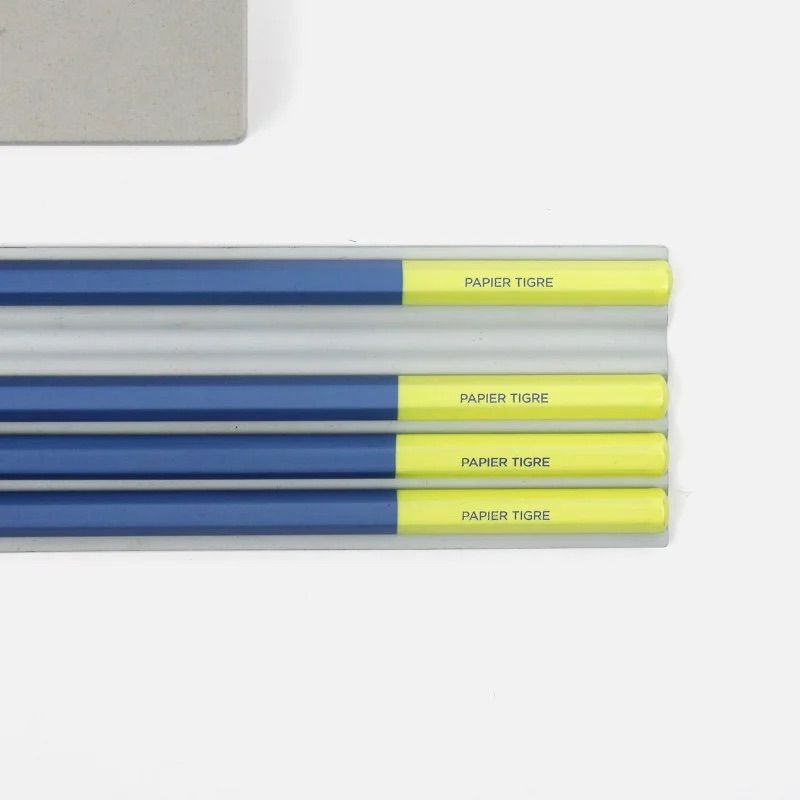 Crayons bleu et jaune Papier Tigre alignés avec le marquage de la marque
