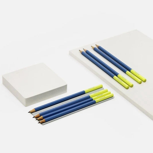 Crayons à papier bleu et jaune Papier Tigre disposés sur des blocs blancs