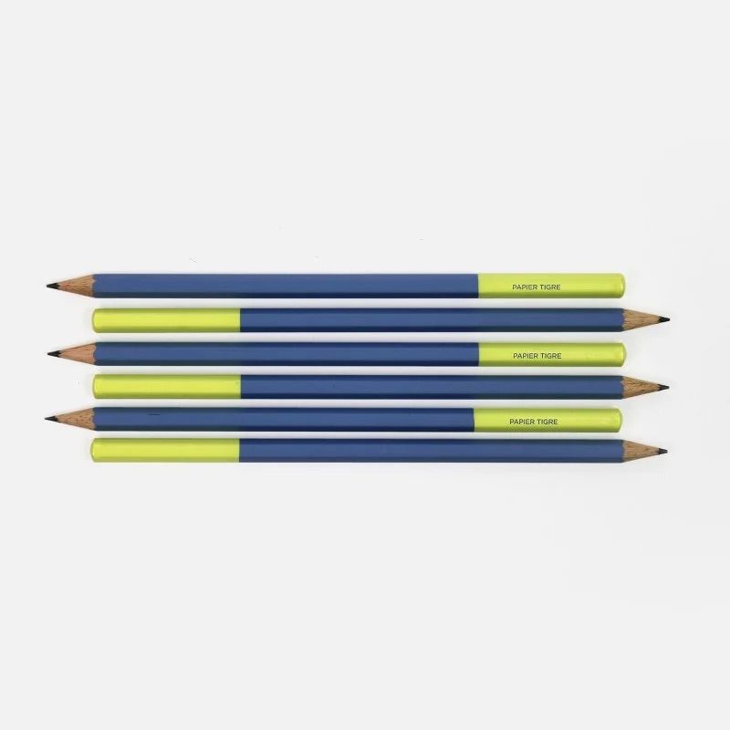 Crayons bleu et jaune Papier Tigre alignés vus de dessus