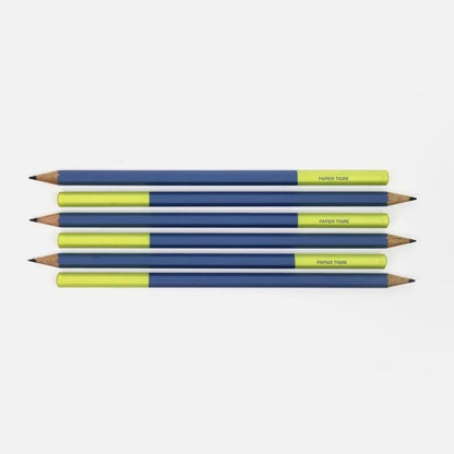 Crayons bleu et jaune Papier Tigre alignés vus de dessus