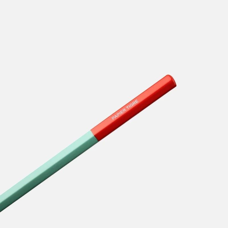 Détail de l’extrémité brique du crayon vert Papier Tigre