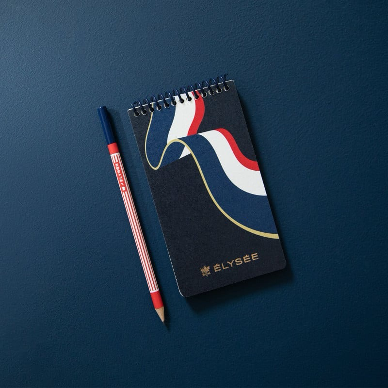 Crayon Élysée Papier Tigre avec un carnet tricolore sur fond bleu