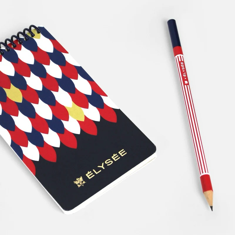 Crayon Élysée Papier Tigre avec un carnet tricolore sur fond clair
