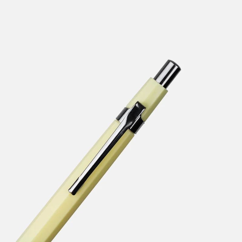 Détail de la gomme du critérium jaune et bleu Papier Tigre
