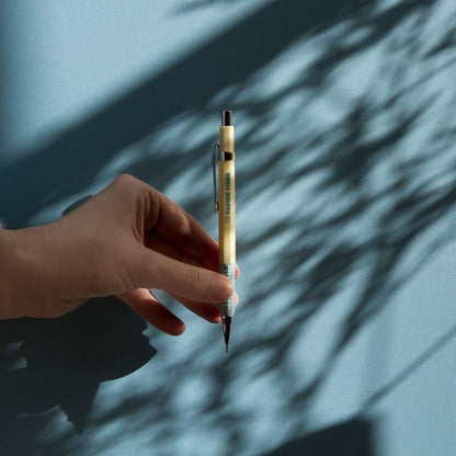 Critérium jaune et bleu Papier Tigre présenté dans une scène de bureau