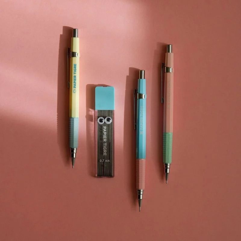 Plusieurs critériums bicolores Papier Tigre réunis sur fond blanc