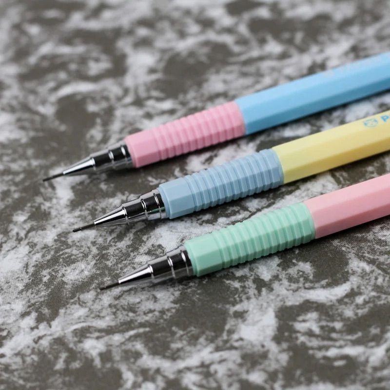 Trois critériums bicolores Papier Tigre réunis sur fond blanc