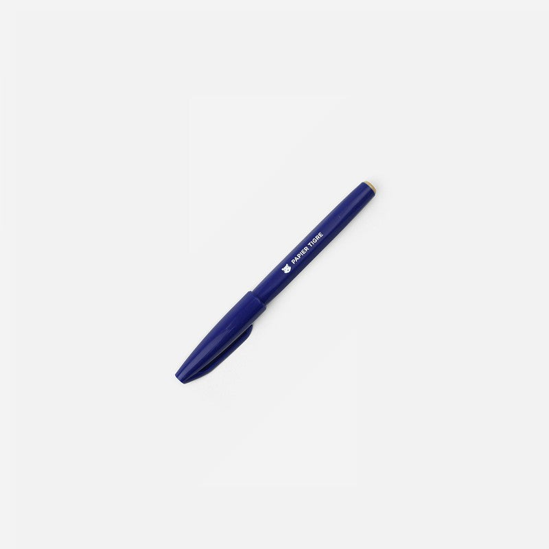 Feutre Sign Pen bleu Papier Tigre fermé sur fond clair