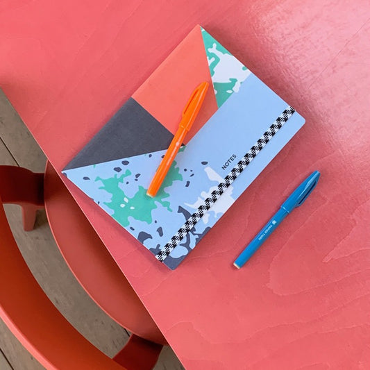 Feutres Sign Pen orange et bleu Papier Tigre mis en scène avec un carnet