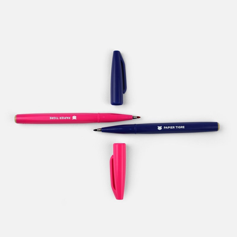 Feutres Sign Pen rose et bleu Papier Tigre en composition