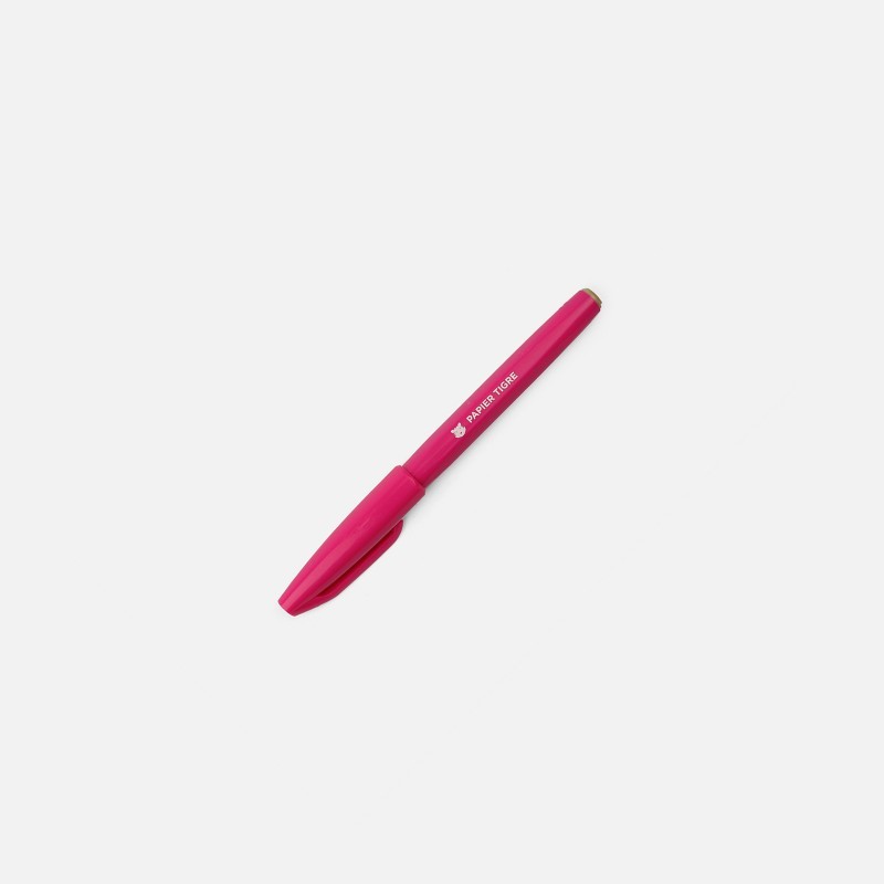 Feutre Sign Pen rose Papier Tigre fermé sur fond clair