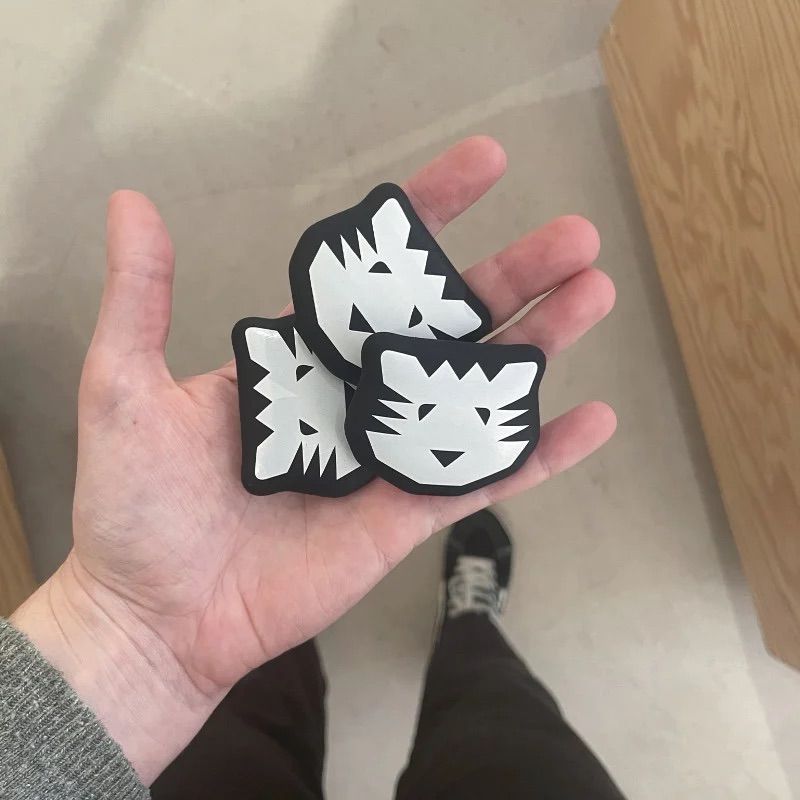 Trois gommes Tigre Papier Tigre tenues en main