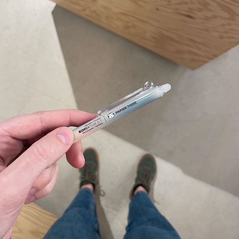 Stylo Korektor Zinc Rosé Papier Tigre tenu en main
