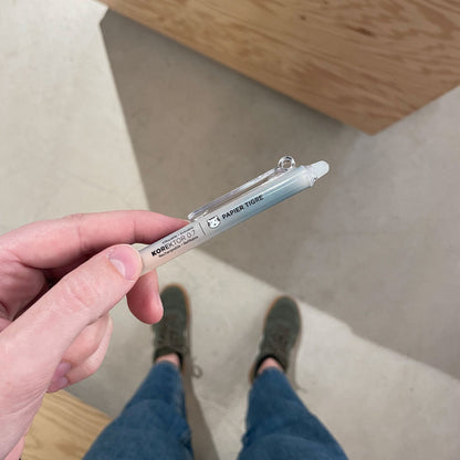 Stylo Korektor Zinc Rosé Papier Tigre tenu en main