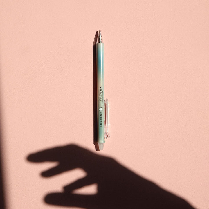 Stylo Korektor Zinc Rosé Papier Tigre mis en scène sur fond rose