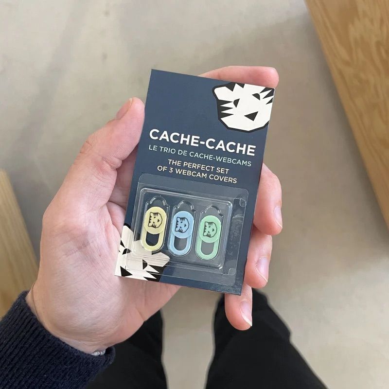 Caches webcam bleu, jaune et vert pastel Papier Tigre dans une main