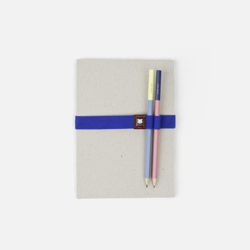 Le Voyageur Athènes bleu foncé Papier Tigre installé sur un carnet