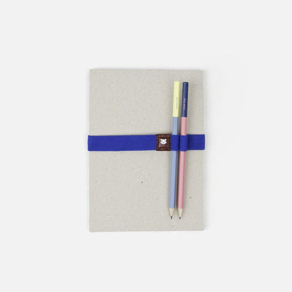 Le Voyageur Athènes bleu foncé Papier Tigre installé sur un carnet