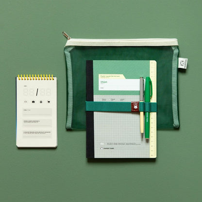 Le Voyageur Dublin vert Papier Tigre mis en scène avec de la papeterie