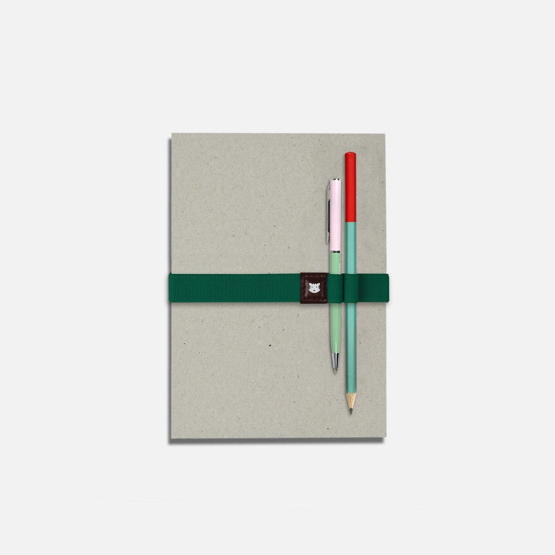 Le Voyageur Dublin vert Papier Tigre installé sur un carnet