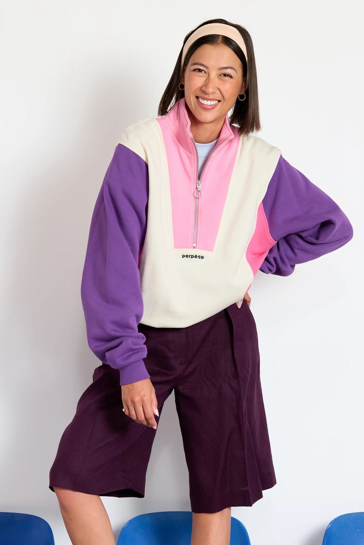 Sweat Emma rose Perpète, col zippé porté ouvert