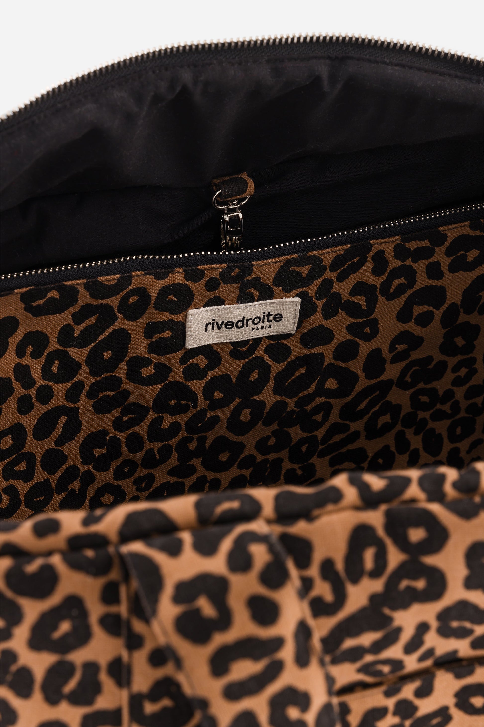 Détail imprimé leopard du sac à langer Darcy Rive Droite