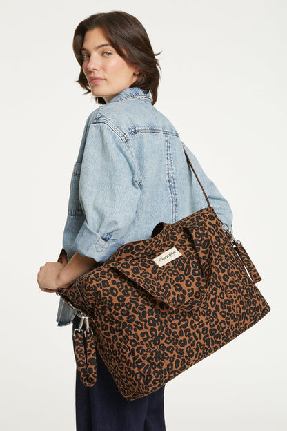 Sac à langer Darcy Rive Droite leopard porté