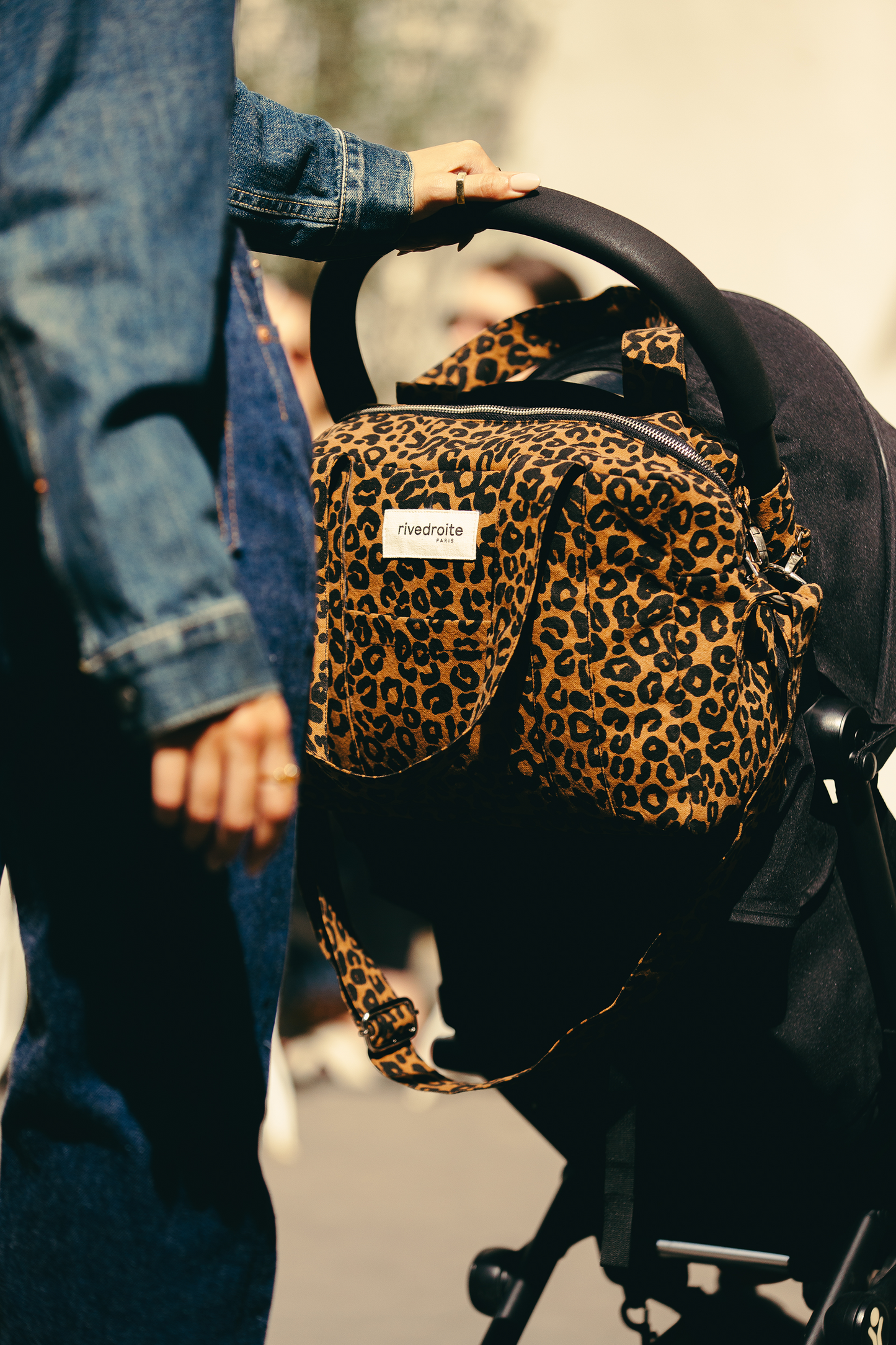 Sac a langer Mini Darcy Rive Droite leopard sur poussette