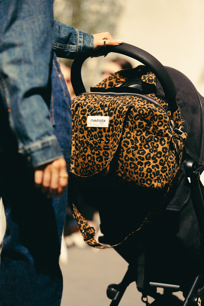 Sac a langer Mini Darcy Rive Droite leopard sur poussette