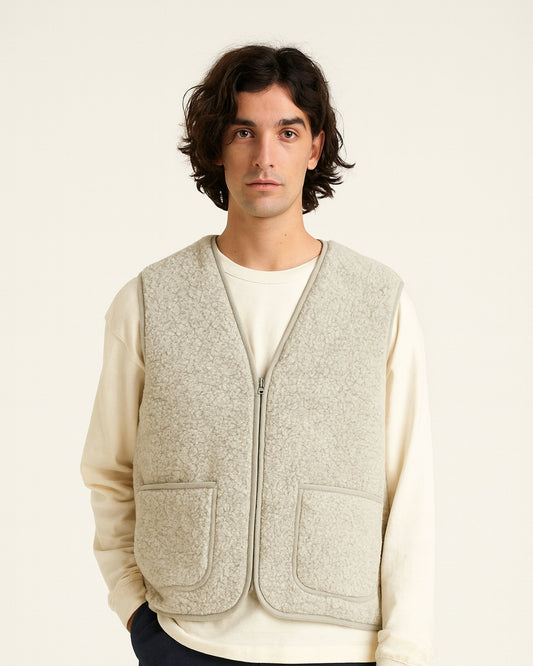 Gilet sans manches unisexe Harry gris clair en laine Yoko porté par un homme