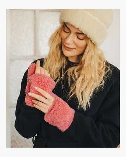 Moufles adulte Hooded roses Yoko portées – photo officielle