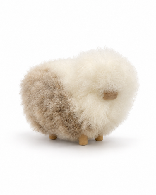 Petit mouton décoratif tacheté en peau de mouton et bois, vue trois quarts