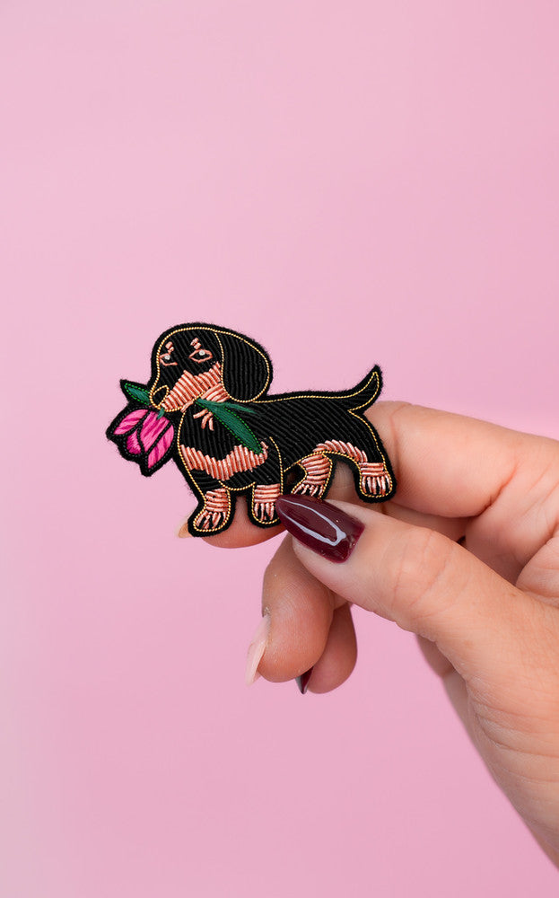 Broche Teckel Malicieuse brodée en cannetille - broche chien vue principale